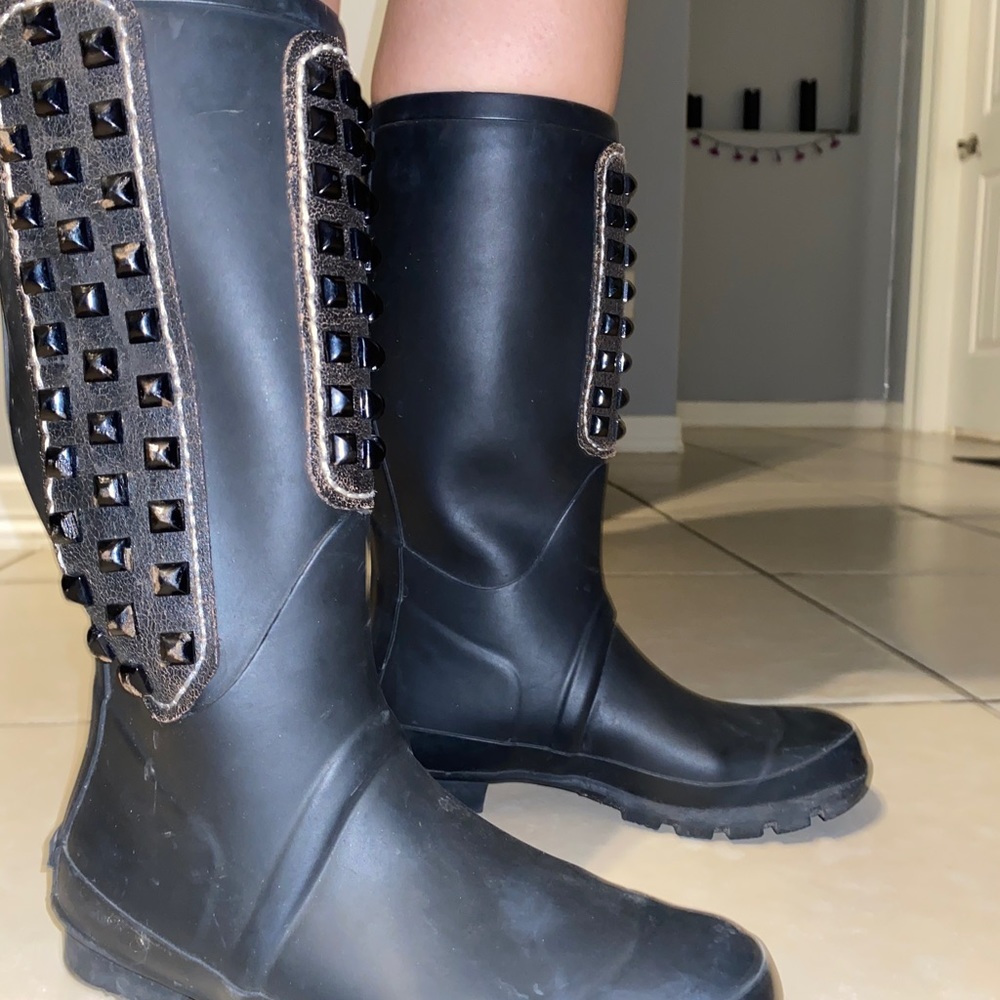 BCBG Tall Rain boots Studded Bcbg Maxazria Rubber Boots
Size 7